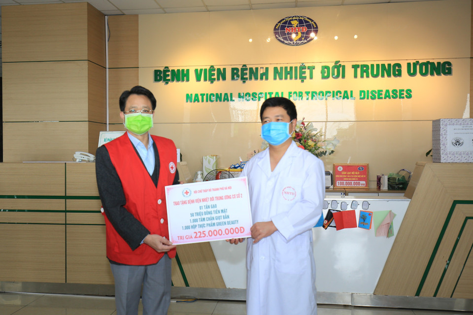 Chủ tịch Hội Chữ thập Đỏ thành phố Hà Nội tặng quà tại Bệnh viện Bệnh Nhiệt đới Trung ương cơ sở 2 trong công tác phòng chống dịch COVID-19. (Ảnh: Nguyễn Cúc/TTXVN)