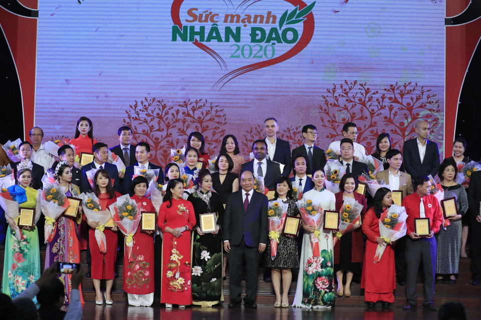 Thủ tướng Nguyễn Xuân Phúc và các nhà tài trợ cho Hội Chữ thập Đỏ Việt Nam tại Chương trình Sức mạnh nhân đạo năm 2020 với chủ đề Tết vì người nghèo và nạn nhân chất độc da cam. (Ảnh: Thống Nhất/TTXVN)