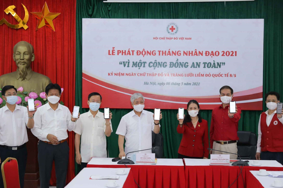 Đại biểu nhắn tin ủng hộ chương trình Giúp người nghèo vùng biên giới xây dựng nhà và sinh kế do Trung ương Hội Chữ thập Đỏ Việt Nam tổ chức (8/5/2021). (Ảnh: Thanh Tùng/TTXVN)