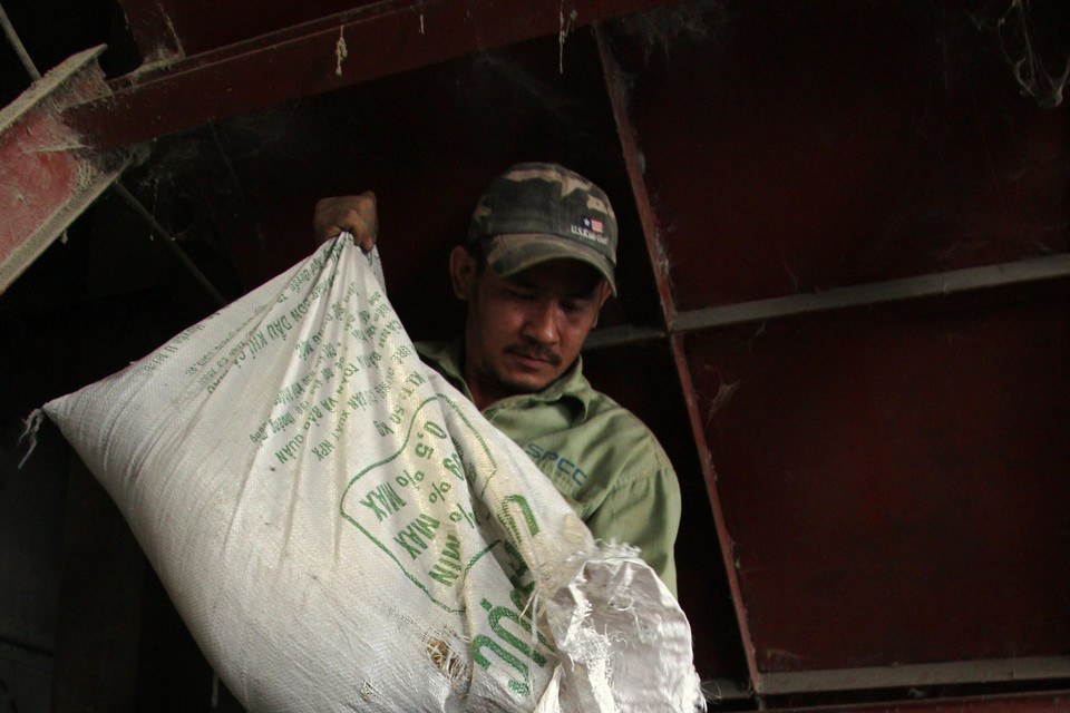 Các cơ sở xay xát gạo đều đặn ủng hộ gạo cho "hũ gạo tình thương" 15 năm qua, hằng tháng, những hộ nghèo trên địa bàn xã Tân Hòa, huyện Châu Thành A, tỉnh Hậu Giang, đều nhận được hỗ trợ từ những hũ gạo tình thương của Hội Chữ thập Đỏ xã Tân Hòa (Hậu Giang). (Ảnh: Hồng Thái/TTXVN)