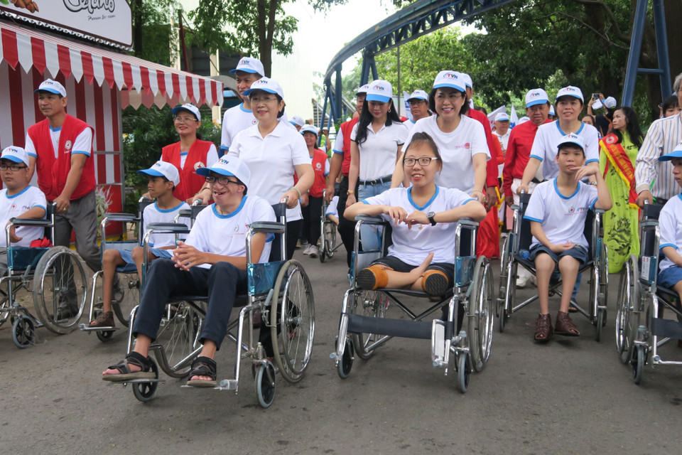 Bà Võ Thị Dung, Phó Bí thư Thành ủy Thành phố Hồ Chí Minh dẫn đầu đoàn đi bộ đồng hành Vì nạn nhân chất độc da cam và người khuyết tật nghèo năm 2019 do Hội Chữ thập Đỏ Thành phố Hồ Chí Minh tổ chức (2019). (Ảnh: Đinh Hằng/TTXVN)