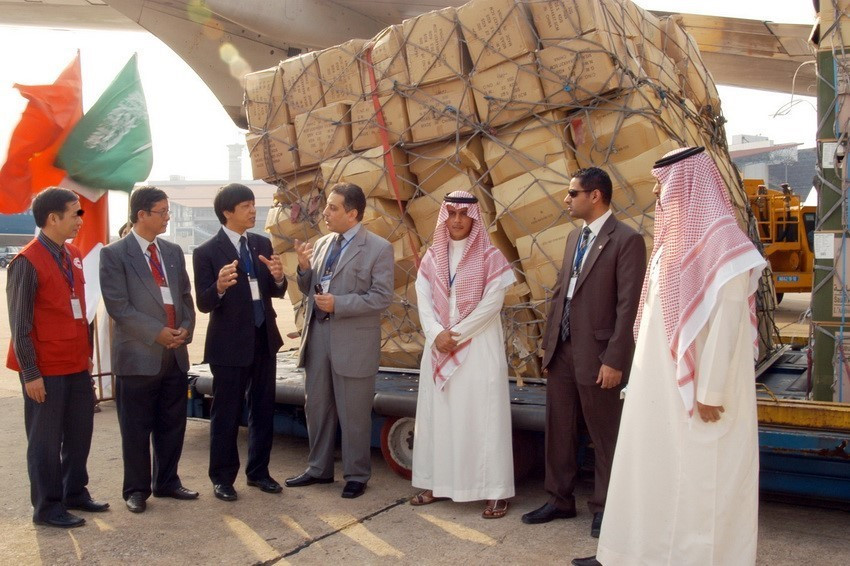Ngài Salah Bin Sarhan, Đại sứ Vương quốc Saudi Arabia tại Việt Nam và đại diện Hội Chữ thập Đỏ Việt Nam đón nhận chuyến hàng để ủng hộ nhân dân chịu ảnh hưởng do bão, lụt tại các tỉnh miền Trung và Tây Nguyên tại sân bay Quốc tế Nội Bài (2009). (Ảnh: Dương Ngọc/TTXVN)