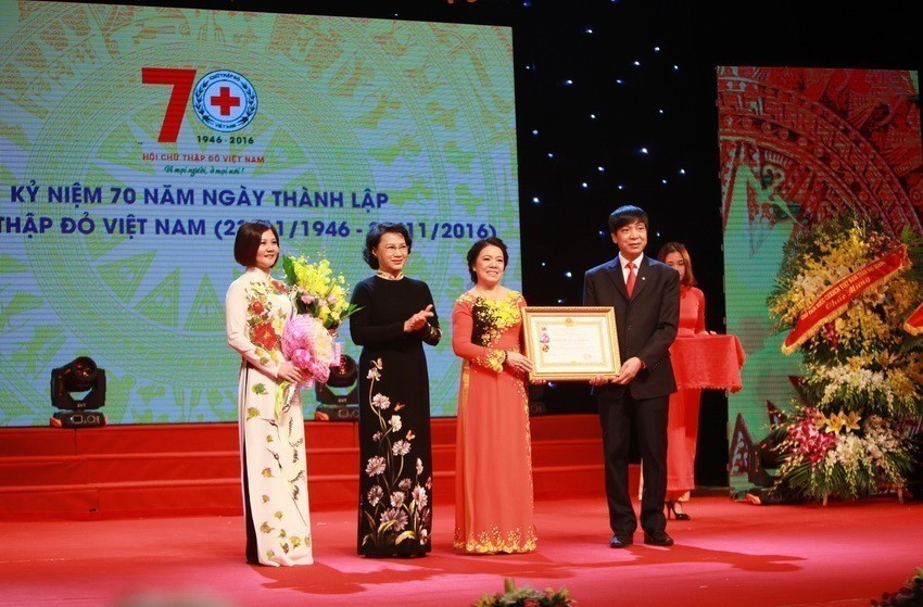 Chủ tịch Quốc hội Nguyễn Thị Kim Ngân trao tặng Huân chương Lao động hạng Nhì của Chủ tịch nước cho Trung ương Hội Chữ thập Đỏ Việt Nam, tại Lễ kỷ niệm 70 năm Ngày thành lập Hội Chữ thập Đỏ Việt Nam (Hà Nội, ngày 19/11/2016). (Ảnh: Quý Trung/TTXVN)