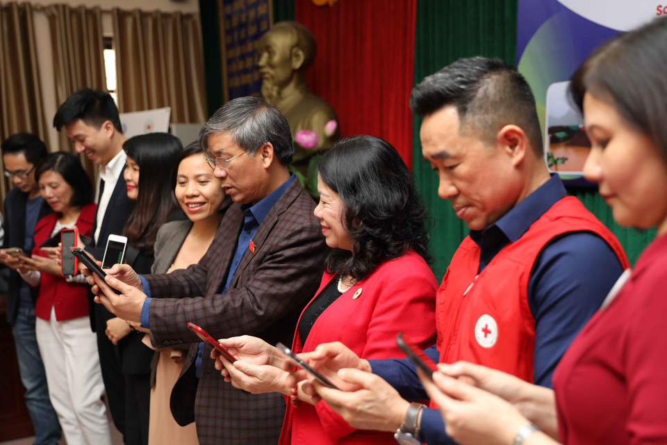 Lãnh đạo Hội Chữ thập Đỏ Việt Nam và các đại biểu nhắn tin ủng hộ Vì đồng bào vùng lũ tại lễ phát động chương trình nhắn tin Vì đồng bào vùng lũ (26/10/2020). (Ảnh: Thanh Tùng/TTX)VN