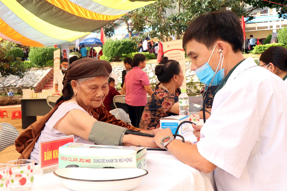 Tổ chức khám, tư vấn sức khỏe, cấp phát thuốc miễn phí cho 150 lượt người cao tuổi trên địa bàn xã Phiêng Khoài do Hội Chữ thập Đỏ Việt Nam phối hợp với Hội Chữ thập Đỏ tỉnh Sơn La và huyện Yên Châu tổ chức. (Ảnh: Quang Quyết/TTXVN)