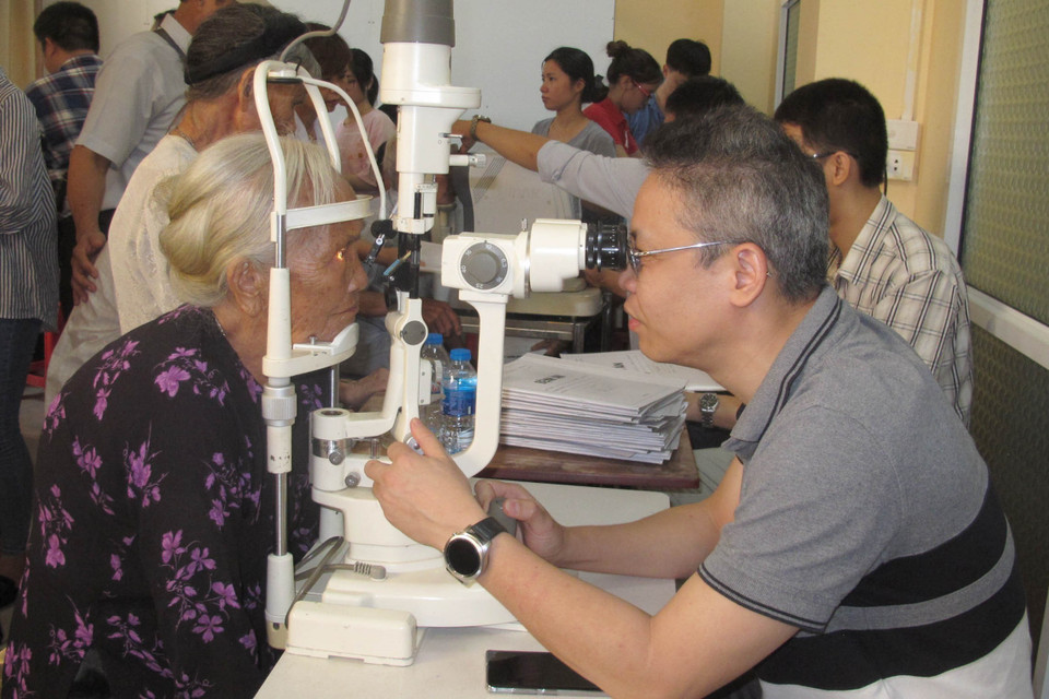 Các bác sỹ Bệnh viện Mắt Trung ương thăm khám, tư vấn cho các trường hợp có bệnh lý về mắt trên địa bàn tỉnh Ninh Bình do Hội Chữ thập Đỏ tỉnh Ninh Bình phối hợp tổ chức. (Ảnh: Thùy Dung/TTXVN)