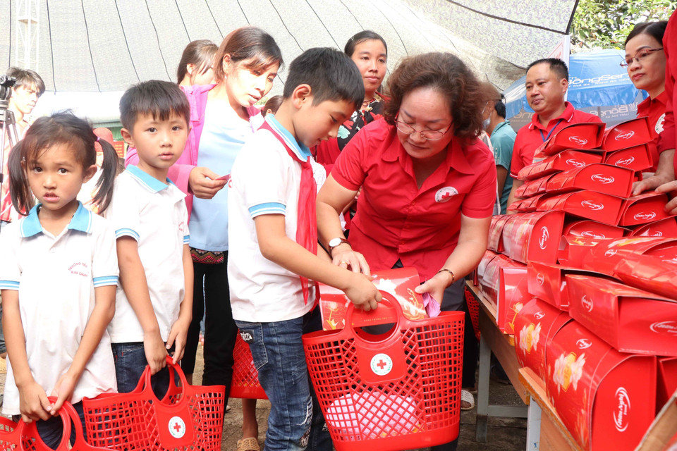 Hội Chữ thập Đỏ Việt Nam phối hợp với Hội Chữ thập Đỏ tỉnh Sơn La và huyện Yên Châu tặng quà cho cho học sinh nghèo Trường Tiểu học Kim Chung, xã Phiêng Khoài, huyện Yên Châu, tỉnh Sơn La. (Ảnh: Quang Quyết/TTXVN)