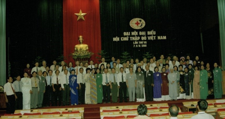 Ban chấp hành Hội Chữ thập Đỏ Việt Nam khóa VII ra mắt Đại hội (2001). (Ảnh: Hữu Oai/TTXVN)