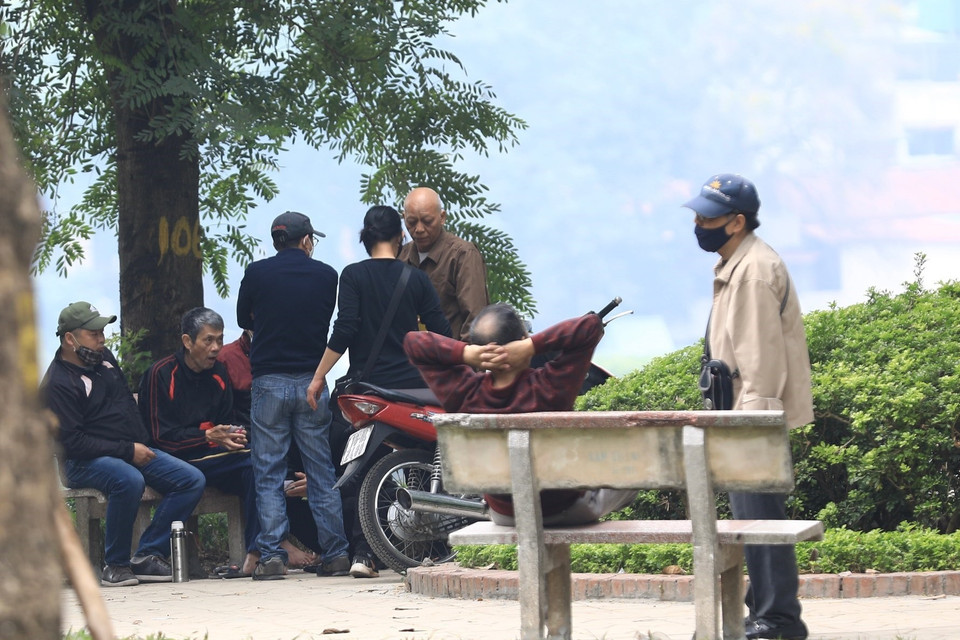 Nhiều người dân vẫn chưa tuân thủ thông điệp 5K khi tình hình dịch COVID-19 tại Hà Nội vẫn đang diễn biến phức tạp (ảnh chụp tại ven hồ Thiền Quang sáng 10/12/2021). (Ảnh: Hoàng Hiếu/TTXVN)