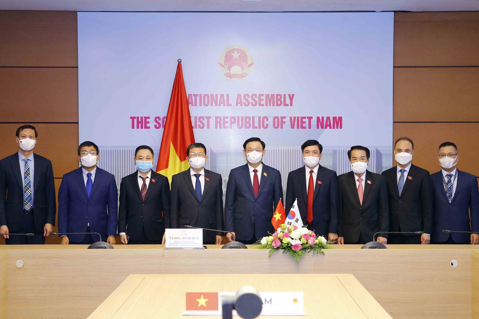 Chủ tịch Quốc hội Vương Đình Huệ và đoàn đại biểu Việt Nam tại buổi hội đàm trực tuyến với Chủ tịch Quốc hội Hàn Quốc Park Byeong Seug. (Ảnh: Doãn Tấn/TTXVN)