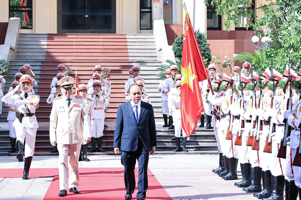 Chủ tịch nước Nguyễn Xuân Phúc đến dự lễ kỷ niệm ngày truyền thống của lực lượng An ninh nhân dân. (Ảnh: Thống Nhất/TTXVN)
