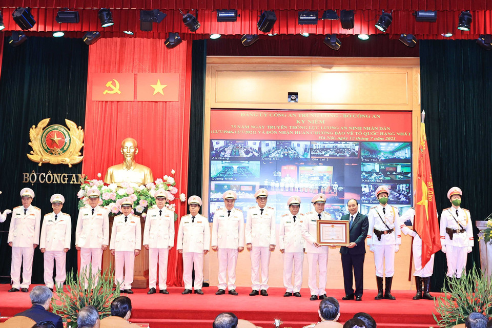 Chủ tịch nước Nguyễn Xuân Phúc trao tặng Huân chương Bảo vệ Tổ quốc hạng Nhất cho lực lượng An ninh nhân dân. (Ảnh: Thống Nhất/TTXVN)