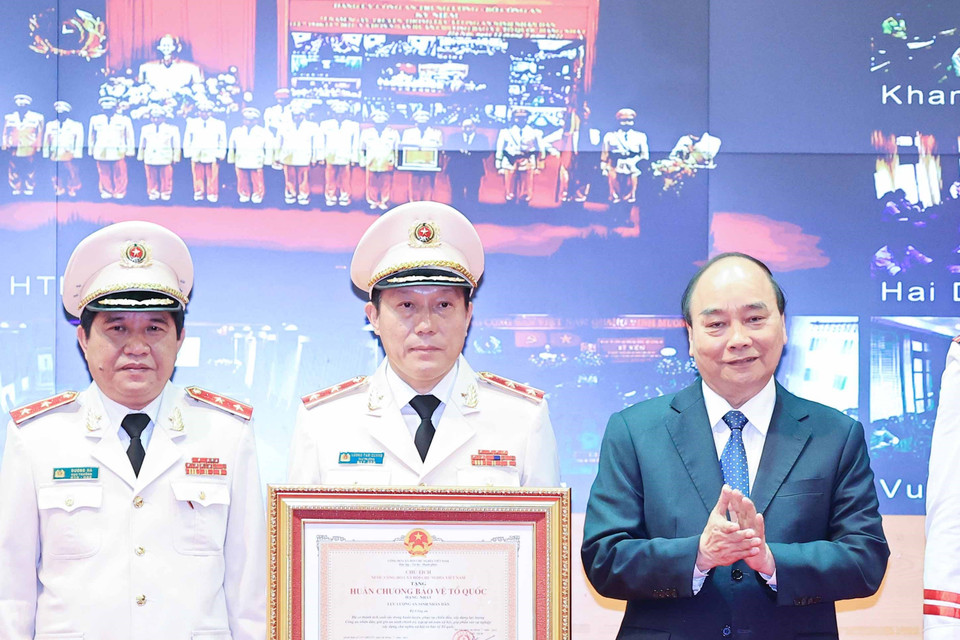 Chủ tịch nước Nguyễn Xuân Phúc trao tặng Huân chương Bảo vệ Tổ quốc hạng Nhất cho lực lượng An ninh nhân dân. (Ảnh: Thống Nhất/TTXVN) (Ảnh: Thống Nhất/TTXVN)