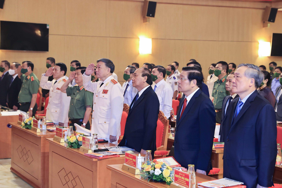 Chủ tịch nước Nguyễn Xuân Phúc và các đại biểu thực hiện nghi lễ chào cờ. (Ảnh: Thống Nhất/TTXVN)