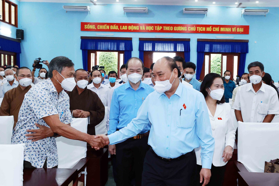 Hình ảnh Chủ tịch nước Nguyễn Xuân Phúc và các cử tri tại điểm cầu trung tâm huyện Củ Chi. (Ảnh: Thống Nhất/TTXVN)