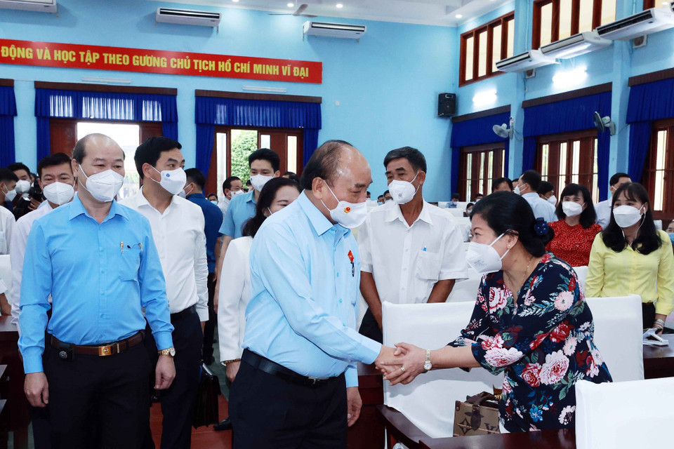 Chủ tịch nước Nguyễn Xuân Phúc gặp gỡ cử tri tại huyện Củ Chi. (Ảnh: Thống Nhất/TTXVN)