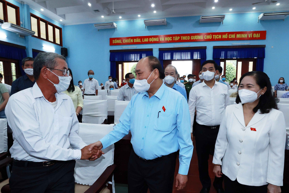 Chủ tịch nước Nguyễn Xuân Phúc và các cử tri tại điểm cầu trung tâm huyện Củ Chi. (Ảnh: Thống Nhất/TTXVN)