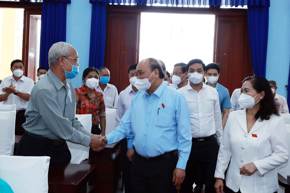 Chủ tịch nước Nguyễn Xuân Phúc và các cử tri tại điểm cầu trung tâm huyện Củ Chi. (Ảnh: Thống Nhất/TTXVN)