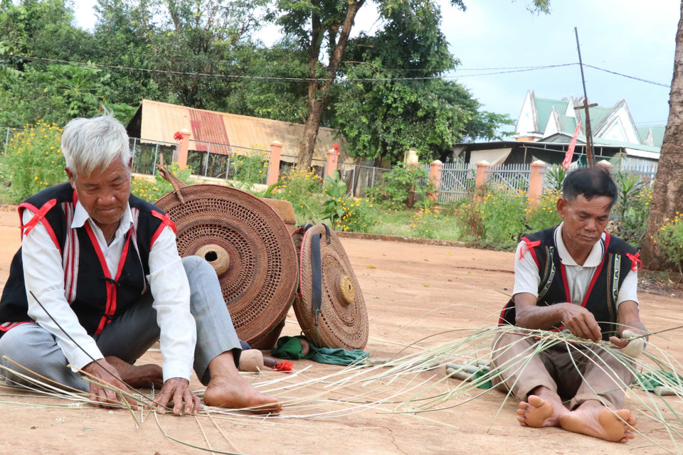 Cồng, chiêng được coi là một trong những tài sản quý của cộng đồng người dân tộc thiểu số tại Tây Nguyên cả về giá trị vật chất lẫn tinh thần. (Ảnh: Hồng Điệp/TTXVN)