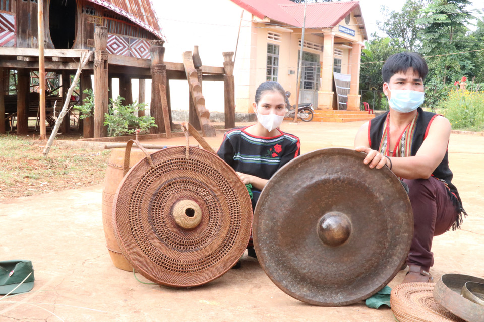 Thanh niên làng Mít Jep, xã Ia O (Ia Grai, Gia Lai) đan áo cho cồng, chiêng. (Ảnh: Hồng Điệp/TTXVN)