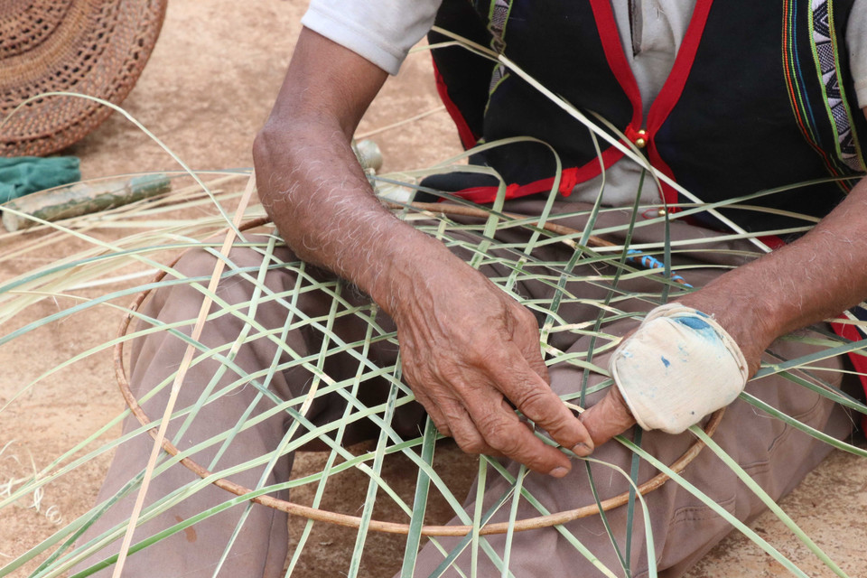 Việc thiết kế đan áo cho các bộ cồng, chiêng giúp bảo quản cho những bộ cồng chiêng và góp phần trong công tác bảo tồn giá trị văn hóa truyền thống của dân tộc thiểu số tại Tây Nguyên. (Ảnh: Hồng Điệp/TTXVN)