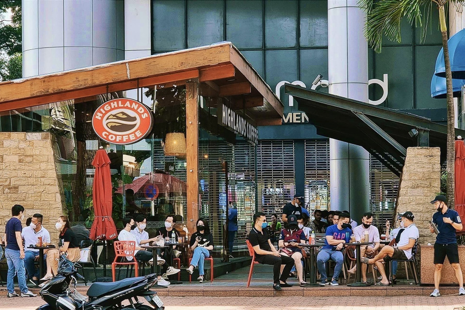 Một cửa hàng càphê trên đường Nguyễn Văn Chiêm (Quận 1) chỉ phục vụ khách tại khu vực ngoài trời. (Ảnh: Hồng Giang/TTXVN)