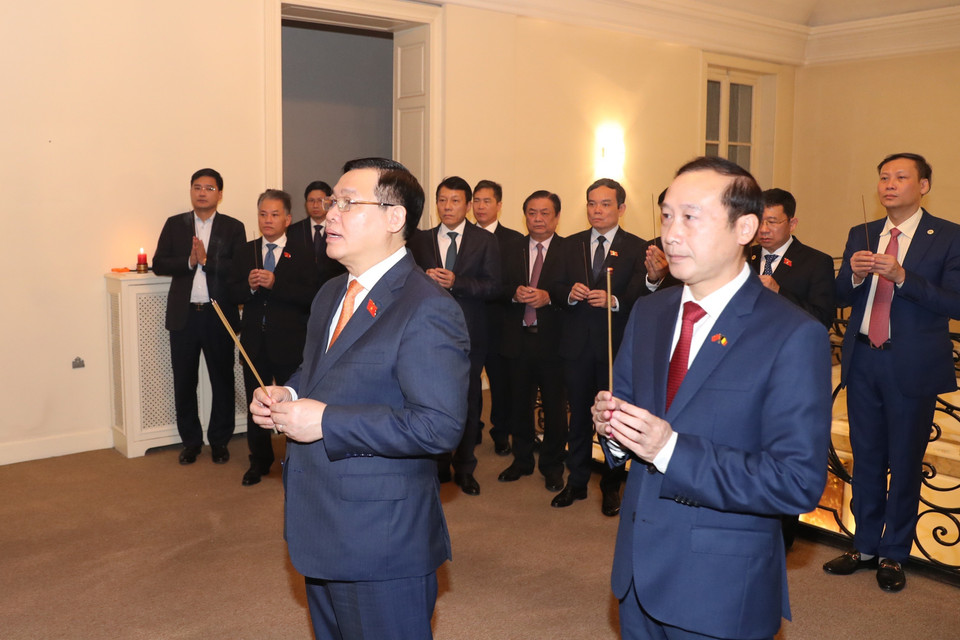 Chủ tịch Quốc hội Vương Đình Huệ và Đại sứ Việt Nam tại Bỉ Nguyễn Văn Thảo dâng hương tưởng niệm Chủ tịch Hồ Chí Minh. (Ảnh: Doãn Tấn/TTXVN)