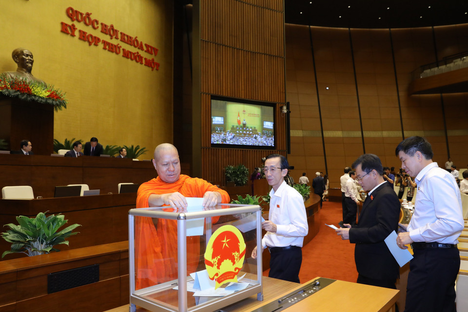 Các đại biểu Quốc hội bỏ phiếu miễn nhiệm Chủ tịch nước. (Ảnh: Văn Điệp/TTXVN)