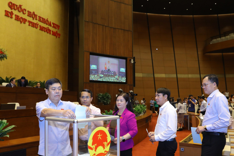 Các đại biểu Quốc hội bỏ phiếu miễn nhiệm Chủ tịch nước. (Ảnh: Văn Điệp/TTXVN)