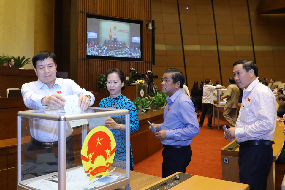 Các đại biểu Quốc hội bỏ phiếu miễn nhiệm Chủ tịch nước. (Ảnh: Văn Điệp/TTXVN)