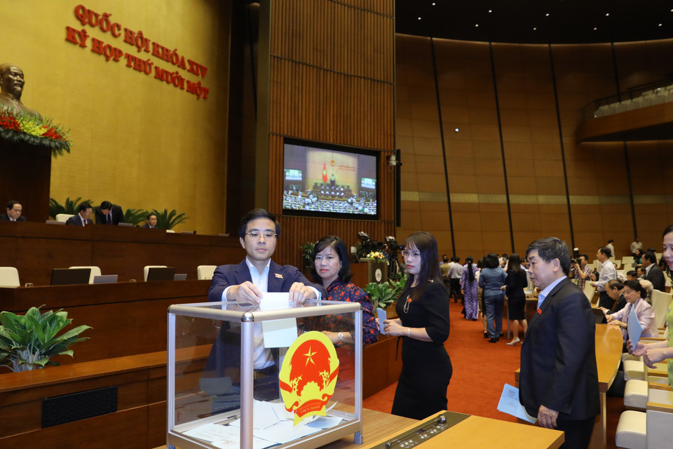 Các đại biểu Quốc hội bỏ phiếu miễn nhiệm Chủ tịch nước. (Ảnh: Văn Điệp/TTXVN)