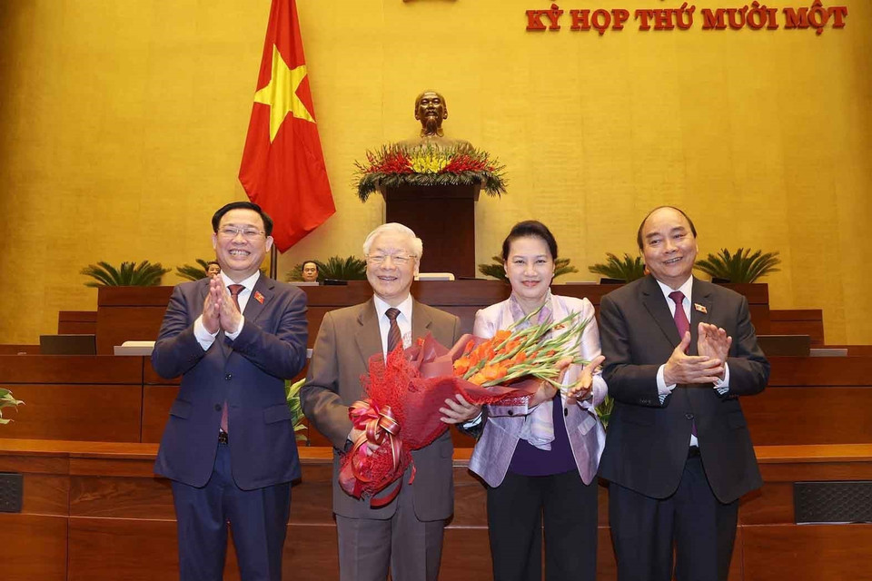 Chủ tịch Quốc hội Vương Đình Huệ và các lãnh đạo Đảng, Nhà nước chúc mừng Tổng Bí thư, Chủ tịch nước Nguyễn Phú Trọng. (Ảnh: Trí Dũng/TTXVN)