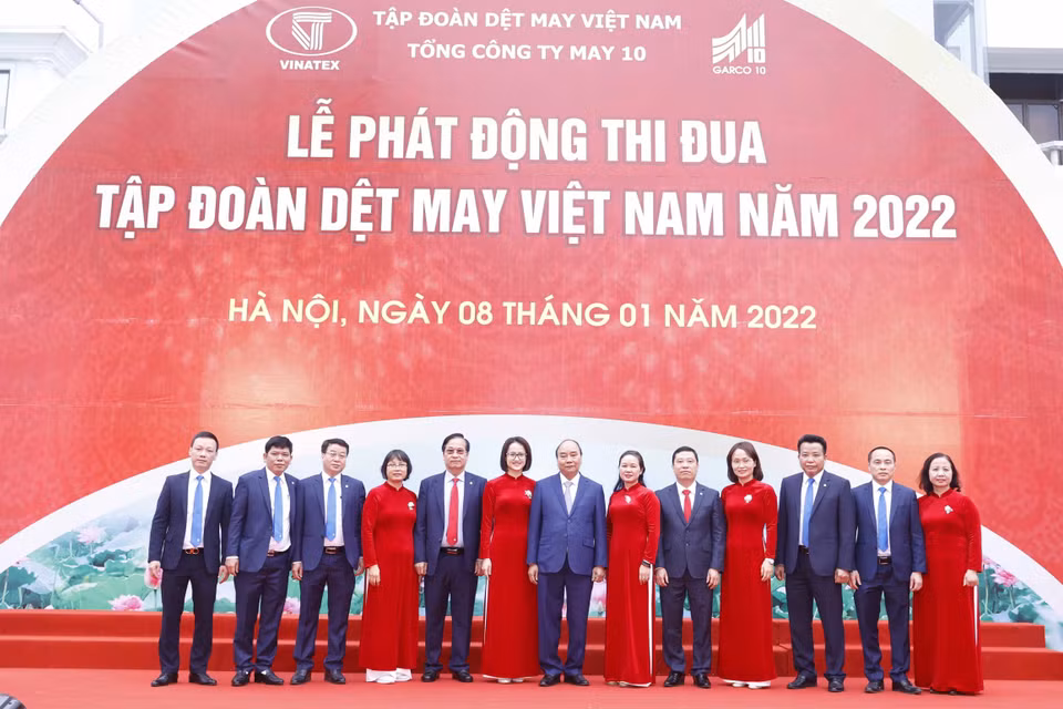 Chủ tịch nước Nguyễn Xuân Phúc chụp ảnh chung với cán bộ Tổng công ty May 10. (Ảnh: Thống Nhất/TTXVN)