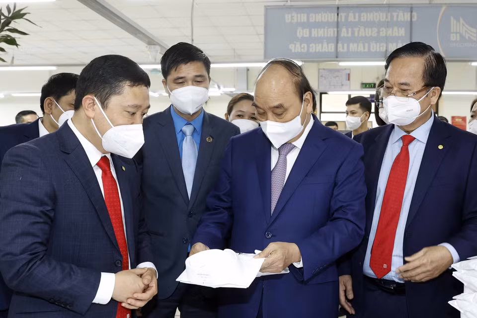 Hình ảnh Chủ tịch nước Nguyễn Xuân Phúc thăm dây chuyền sản xuất của Tổng công ty May 10. (Ảnh: Thống Nhất/TTXVN)