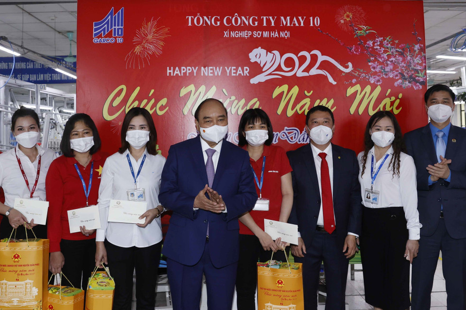 Chủ tịch nước Nguyễn Xuân Phúc thăm, tặng quà cho công nhân Tổng công ty May 10. (Ảnh: Thống Nhất/TTXVN)