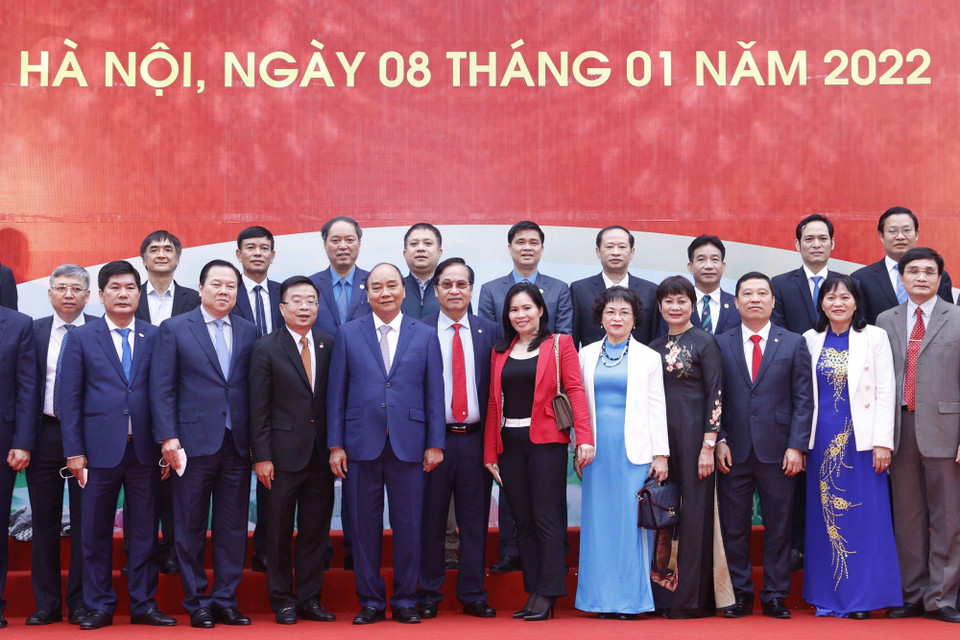 Chủ tịch nước Nguyễn Xuân Phúc chụp ảnh chung với các đại biểu. (Ảnh: Thống Nhất/TTXVN)