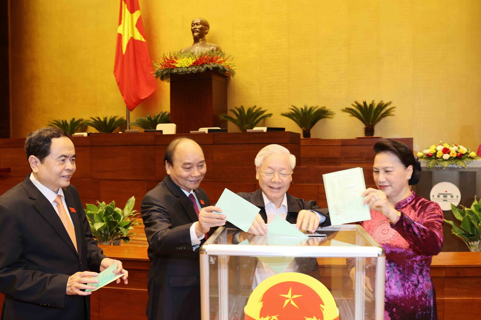 Tổng Bí thư, Chủ tịch nước Nguyễn Phú Trọng cùng các lãnh đạo Đảng và Nhà nước bỏ phiếu bầu Chủ tịch Quốc hội, Chủ tịch Hội đồng bầu cử quốc gia. (Ảnh: Trí Dũng/TTXVN)