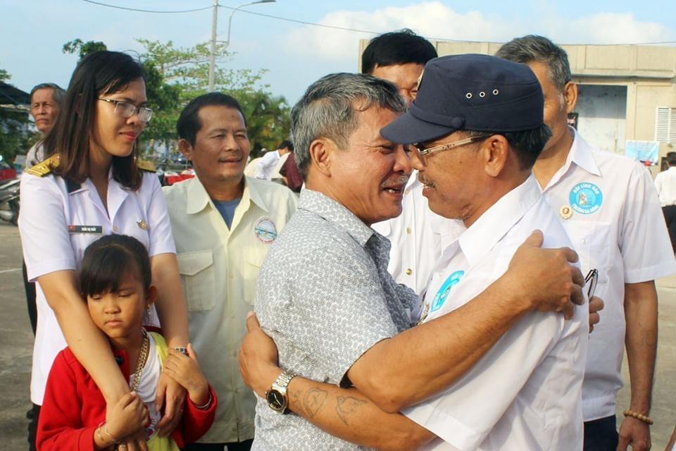 Những đồng đội trong cuộc chiến đấu bảo vệ chủ quyền biển đảo Tổ quốc ở Gạc Ma xúc động gặp lại nhau tại buổi gặp mặt các cựu binh Trường Sa, nhân kỷ niệm 30 năm sự kiện Gạc Ma. (Ảnh: Xuân Triệu/TTXVN)