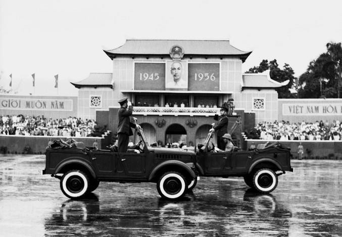 Đại tướng, Tổng Tư lệnh Võ Nguyên Giáp (bên trái) duyệt các đơn vị quân đội trong buổi lễ mit tinh và biểu dương lực lượng kỷ niệm Ngày Quốc khánh 2/9 tại Quảng trường Ba Đình lịch sử, ngày 2/9/1956. (Ảnh: TTXVN)