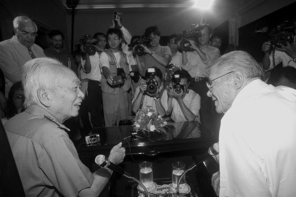 Đại tướng Võ Nguyên Giáp tiếp cựu Bộ trưởng Quốc phòng Mỹ Robert Mc Namara, Trưởng đoàn Mỹ tham dự Hội thảo Việt-Mỹ: Những cơ hội bị bỏ lỡ, chiều 23/6/1997, tại Hà Nội. (Ảnh: Trần Tuấn/TTXVN)