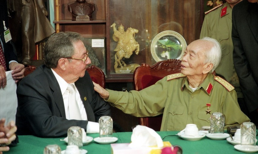 Ngày 28/4/2005, tại Hà Nội, đồng chí Raul Castro, Bí thư thứ hai Ban Chấp hành Trung ương Đảng Cộng sản Cuba, Phó Chủ tịch Thứ nhất Hội đồng Nhà nước, Hội đồng Bộ trưởng Cộng hòa Cuba đến chào Đại tướng Võ Nguyên Giáp. (Ảnh: Nhan Sáng/TTXVN)