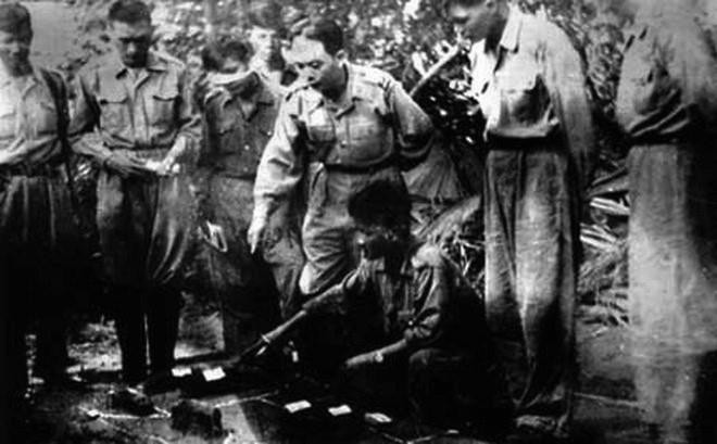 Đại tướng Võ Nguyên Giáp chỉ đạo phương án tác chiến trong Chiến cuộc Đông Xuân 1953-1954. (Ảnh: Tư liệu TTXVN)