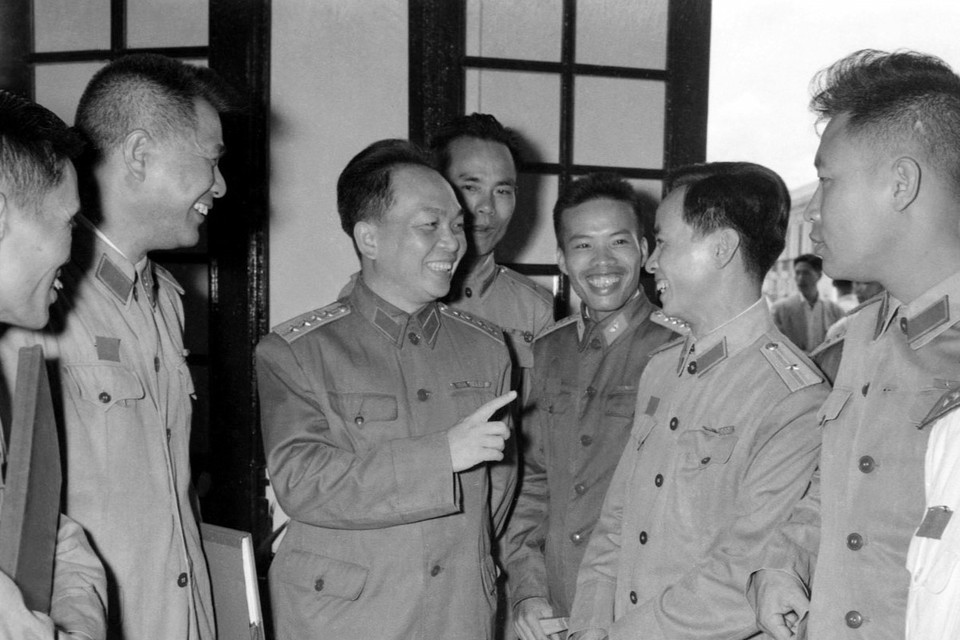 Đại tướng Võ Nguyên Giáp nói chuyện với các đại biểu quân đội tham dự Đại hội đại biểu toàn quốc Đảng Lao động Việt Nam lần thứ 3 (9/1960). (Ảnh: TTXVN)