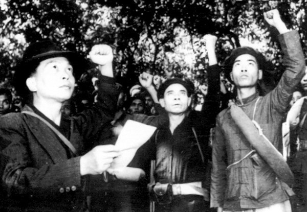 Đồng chí Võ Nguyên Giáp đọc Lời Tuyên thệ trong Ngày thành lập Đội Việt Nam Tuyên truyền Giải phóng quân tại Cao Bằng, ngày 22/12/1944. (Ảnh: Tư liệu TTXVN)