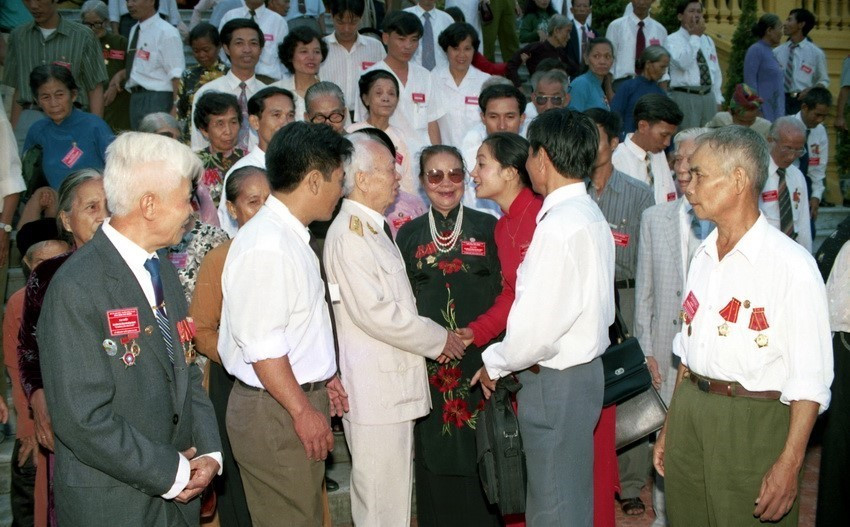 Đại tướng Võ Nguyên Giáp gặp gỡ các gia đình có công với Cách mạng chiều 02/09/1996 tại Hà Nội. (Ảnh: Minh Điền/TTXVN)