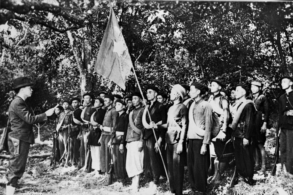 Đồng chí Võ Nguyên Giáp đọc Quân lệnh số I - Quyết định thành lập Đội Việt Nam Tuyên truyền Giải phóng quân (22/12/1944). (Ảnh: Tư liệu TTXVN)