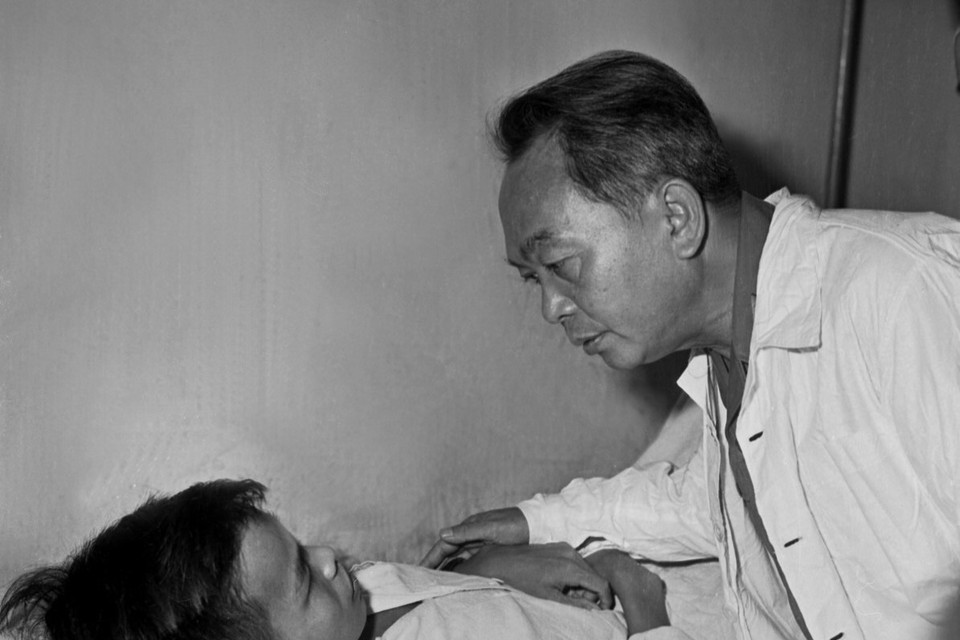 Ngày 27/7/1969, Đại tướng Võ Nguyên Giáp đến thăm các thương binh đang điều trị tại Quân y viện 108 (nay là Bệnh viện Trung ương Quân đội 108). (Ảnh: Lâm Hồng/TTXVN)