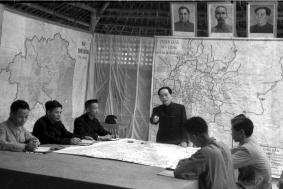 Đại tướng Võ Nguyên Giáp và Bộ Tổng tham mưu Quân đội nhân dân Việt Nam nghiên cứu kế hoạch tác chiến Chiến dịch Điên Biên Phủ. (Ảnh: Tư liệu TTXVN)