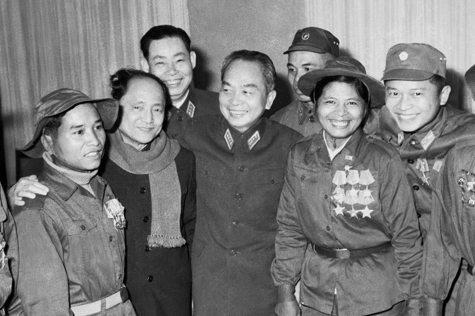 Ngày 12/2/1971, Đại tướng Võ Nguyên Giáp nói chuyện thân mật với các Anh hùng, dũng sĩ miền Nam ra miền Bắc dự Lễ kỷ niệm lần thứ 10 Ngày thống nhất các lực lượng vũ trang nhân dân giải phóng miền Nam Việt Nam. (Ảnh: Ngọc Khanh/TTXVN)