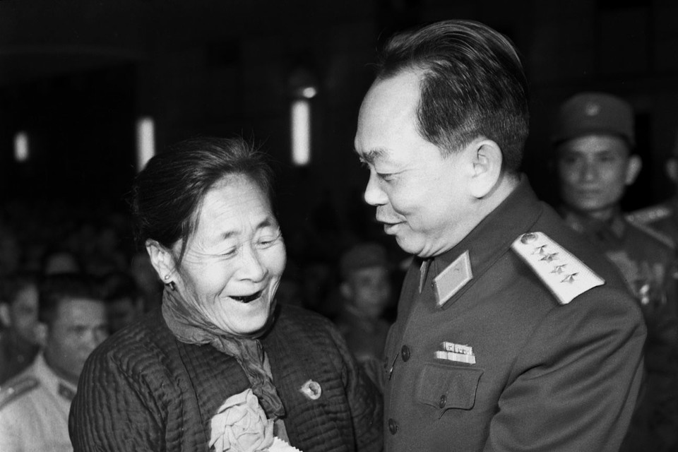 Đại tướng Võ Nguyên Giáp thân mật nói chuyện với Anh hùng ngành Giao thông vận tải Nguyễn Thị Suốt, tại Đại hội Anh hùng, Chiến sĩ thi đua chống Mỹ cứu nước, tại Hà Nội, ngày 28/12/1966. (Ảnh: TTXVN)